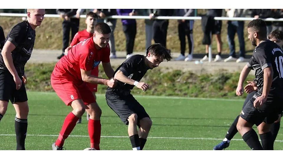 Abstiegskampf mit Haken und Ösen: Südkreis-Kicker Adrian Schwitalla geht Weidenhausens Emilio Luca Valente an die Wäsche. Dessen Mitstreiter Dominik Jung (links) und Niclas Trey Distel (rechts) beobachten den nicht ganz sauberen Zweikampf mit Missfallen. © Jens Schmidt