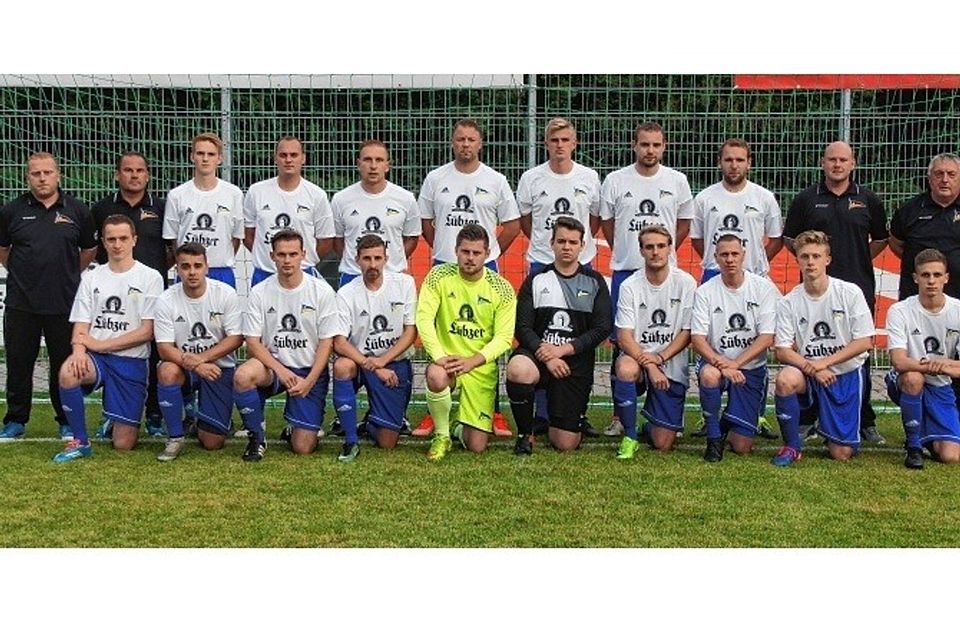 Die Landesliga-Fußballer der Brauereistadt stellten vergangene Woche beim Pokal ihre neuen „Lübzer“ Trikots vor. LSV