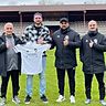 Der Coup des FSV Geesthacht: Liga-Manager Ismail Gök, Trainer Gökhan Dogan und Co-Trainer Ayhan Temirci (v.l.) freuen sich über die Verpflichtung von Adam Hamdan