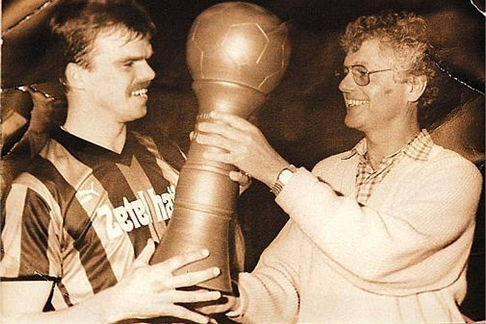 Premiere: Bei der ersten Siegerehrung des Klinker-Cups   1987 übergab Wilhelm Röben (rechts) die  Trophäe aus Ton an den Kapitän des siegreichen FC Zetel, ?Rollo" Rohlfs. Archiv