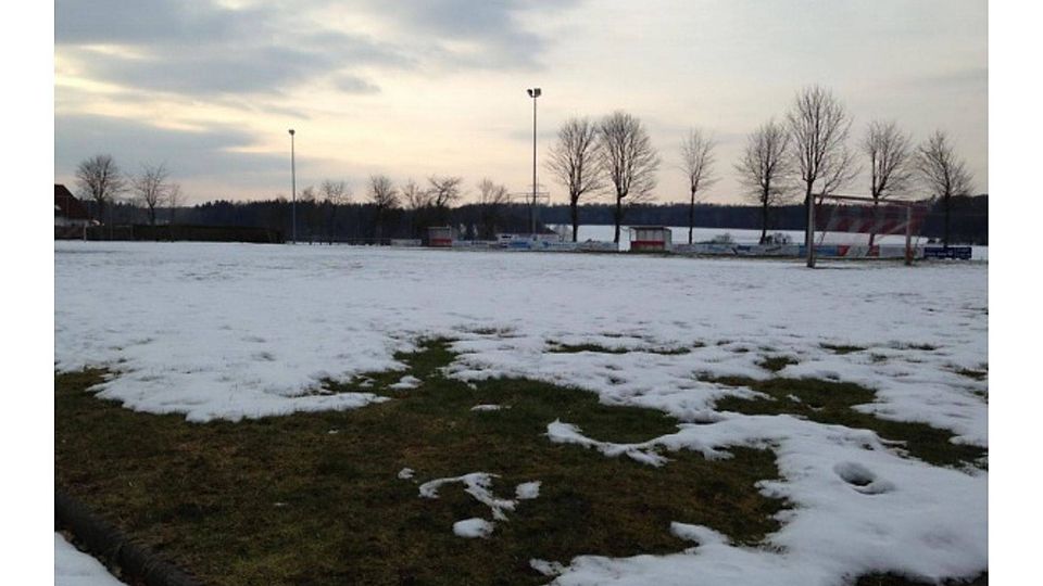 An ein Heimspiel auf dem Vasbecker Rasen ist auch noch nicht zu denken, da  der Platz mit Schnee bedeckt und gefroren ist .