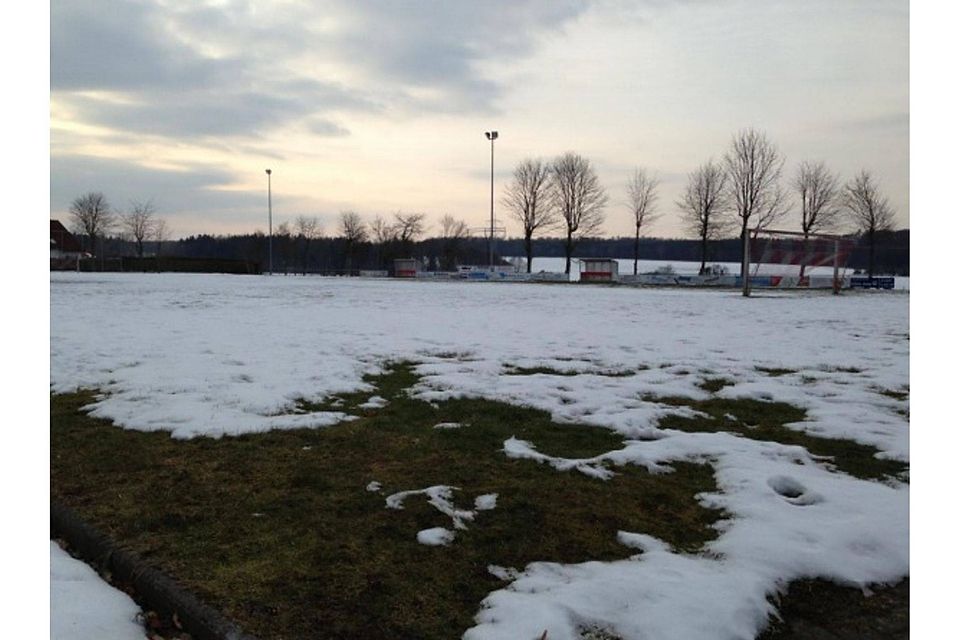 An ein Heimspiel auf dem Vasbecker Rasen ist auch noch nicht zu denken, da  der Platz mit Schnee bedeckt und gefroren ist .