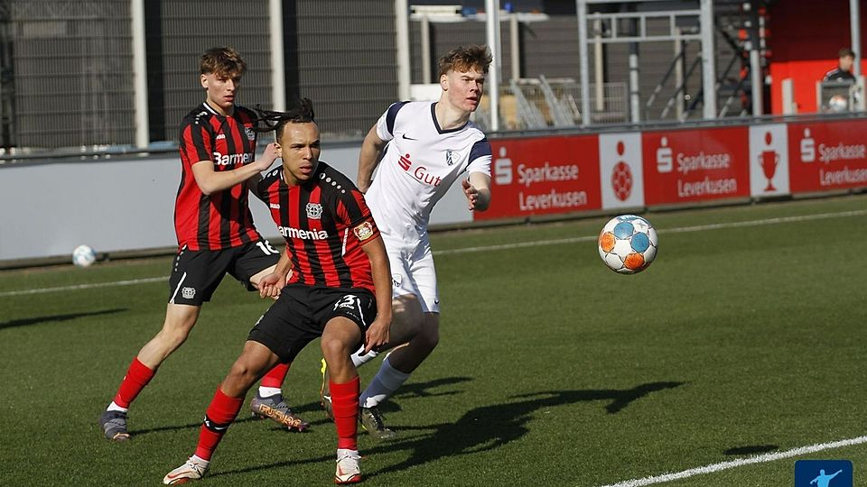 Joshua Eze geht den nächsten Schritt und wechselt aus dem Nachwuchs von Bayer Leverkusen zu den Profis.