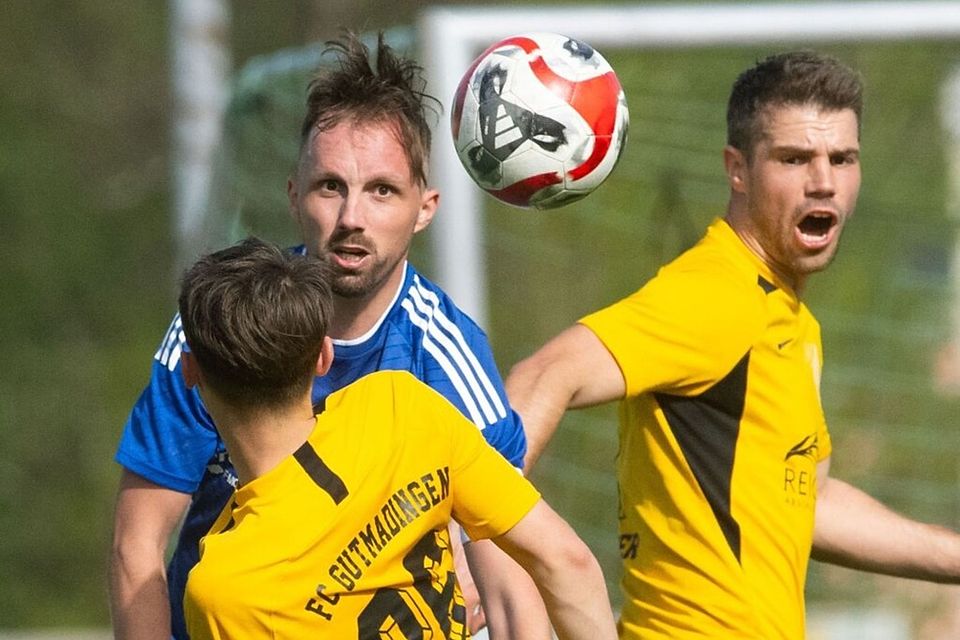 Der FC Gutmadingen und der FC Neustadt, hier mit Niklas Eckert (blaues Trikot), könnten im Sommer die Spielklasse tauschen. Der FC Gutmadingen und der FC Neustadt, hier mit Niklas Eckert (blaues Trikot), könnten im Sommer die Spielklasse tauschen.