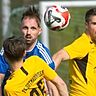 Der FC Gutmadingen und der FC Neustadt, hier mit Niklas Eckert (blaues Trikot), könnten im Sommer die Spielklasse tauschen. 