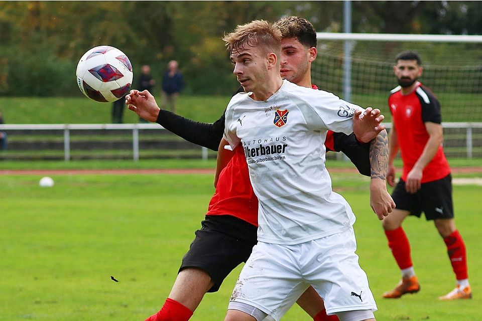 Auch Flügelflitzer Jeremias Burkhardt (vorne) bleibt den Badstädtern treu.