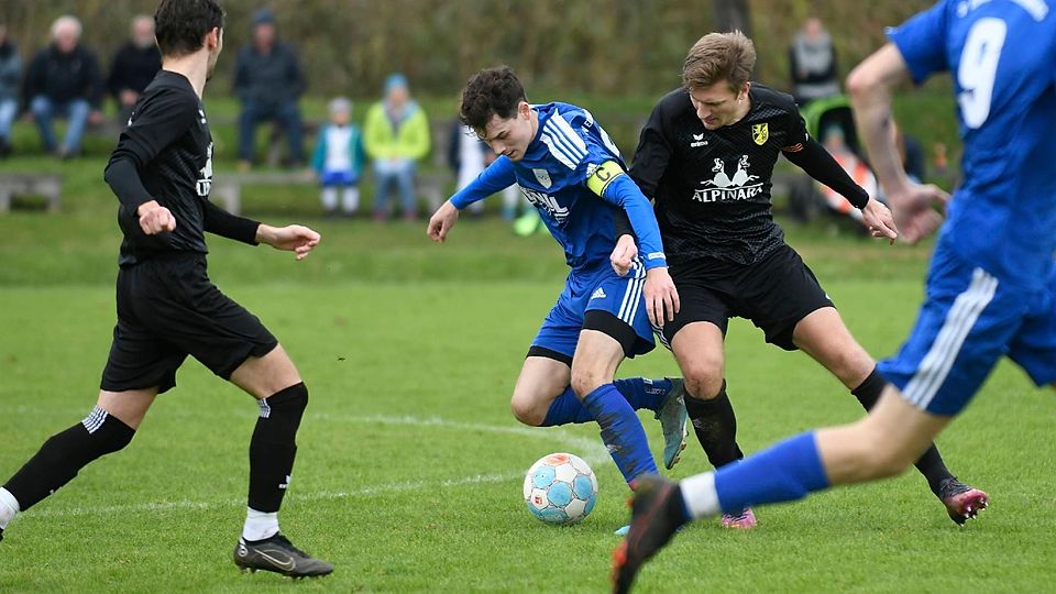 Duell der Kapitäne: Eurasburgs Valentin Seelbach (li.) behauptete zwar in dieser Situation den Ball, doch die Tölzer um Johannes Waldherr (re.) gewann das Landkreis-Duell mit 4:3.