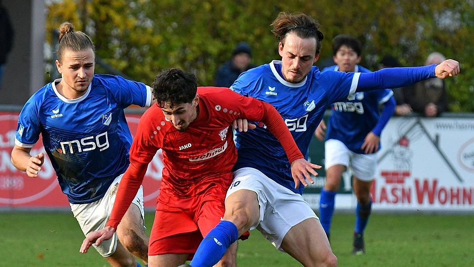 In die Zange nehmen der Ismaninger Torschütze Peter Schädler (r.) und Teamkollege Dominik Krizanac (l.) einen Spieler des TSV Rain.