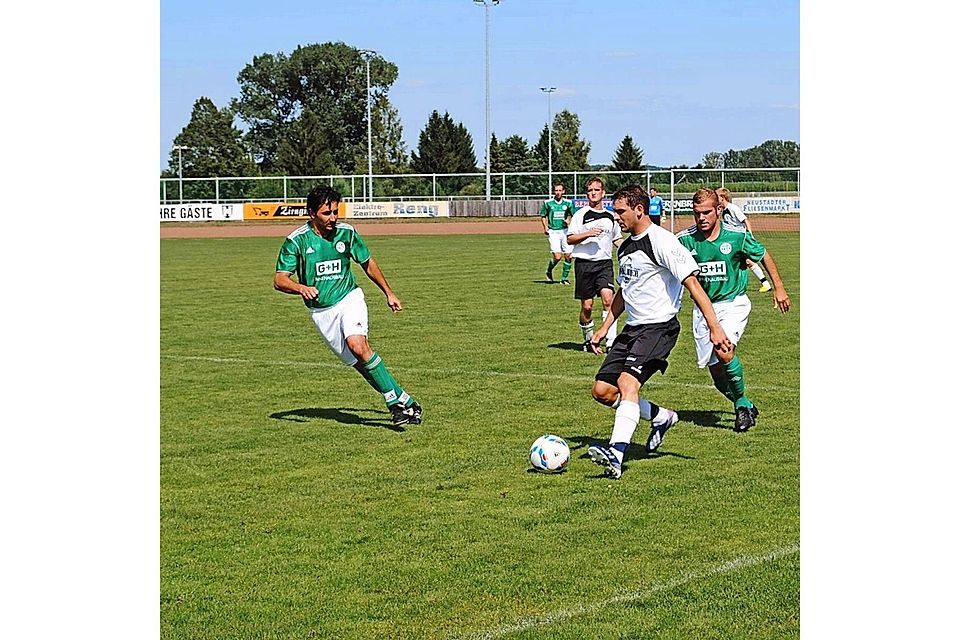 Der TSV Neustadt (in weiß) hält als Aufsteiger weiterhin Platz eins. Der TV Aiglsbach (in grün) atmet nach dem ersten Saisonsieg auf.  Foto: eab