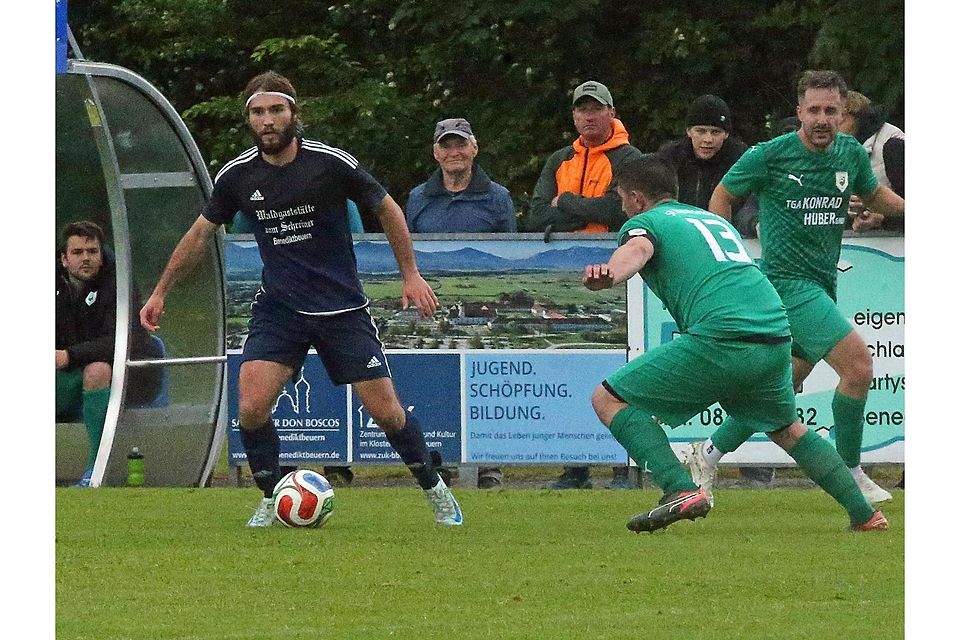 Gute Übersicht und die meiste Zeit überlegen: Stefan Pölt (li.) und seine Benediktbeurer legen gegen Haunshofen mit 3:1 vor. Am Samstag folgt das Rückspiel.