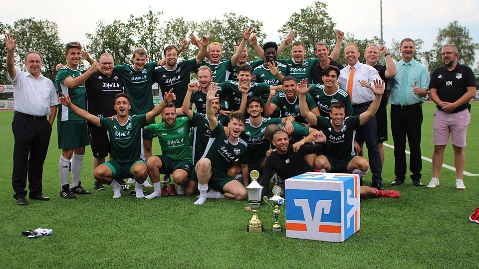 So sehen (Überraschungs-)Sieger aus. Der FC Altenhof hat den Wendener Gemeindepokal gewonnen und damit Titelverteidiger und Gastgeber FSV Gerlingen abgelöst.