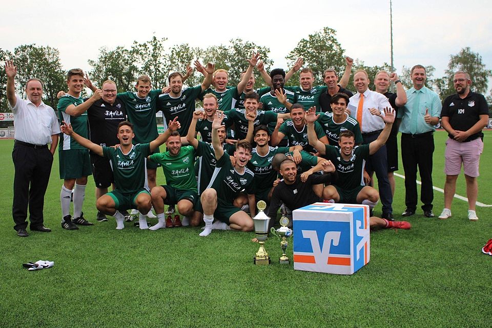 So sehen (Überraschungs-)Sieger aus. Der FC Altenhof hat den Wendener Gemeindepokal gewonnen und damit Titelverteidiger und Gastgeber FSV Gerlingen abgelöst.