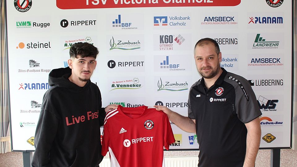 Josef Khoury, Teammanager des TSV Victoria Clarholz (rechts) mit Sommerneuzugang Ali Cinar.