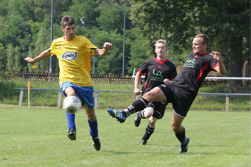 Umkämpft bis zum Schlusspfiff: Der FSV gewann das Ortsderby gegen die II. Mannschaft von Eintracht Lauchhammer mit 3:1. Foto: Steffen Rasche
