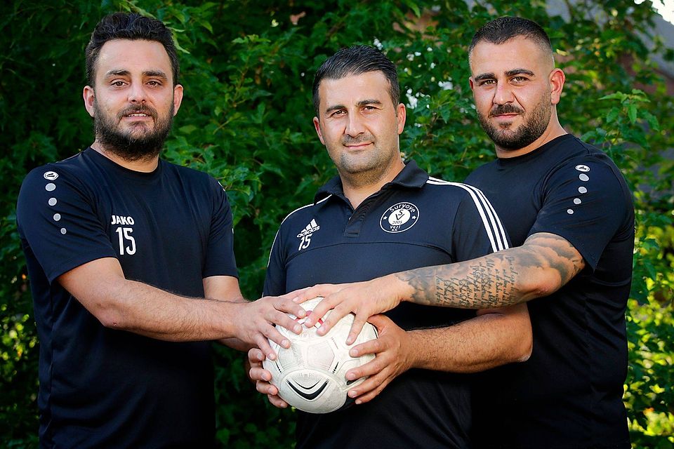 Optimistisch: Suryoyes neuer Trainer Adibo Faal (Mitte) mit den Zugängen Daniele Serra (l.) und Benjamin Dalmis.