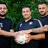 Optimistisch: Suryoyes neuer Trainer Adibo Faal (Mitte) mit den Zugängen Daniele Serra (l.) und Benjamin Dalmis.