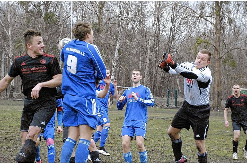 Wenn es brenzlig wurde, dann zumeist vor dem Gadebuscher Tor. Hagenows Jens Banthin (l.) kommt hier allerdings nicht  an den Ball.