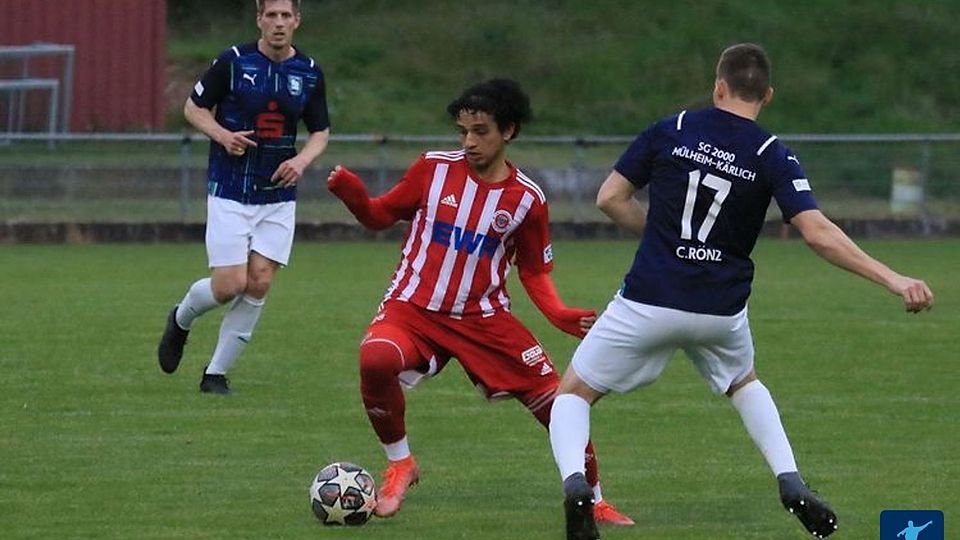 Aymen Chahloul (rot) war an allen drei Pfeddersheimern Treffern beim 3:0 Sieg gegen die Eisbachtaler Sportfreunde beteiligt.
