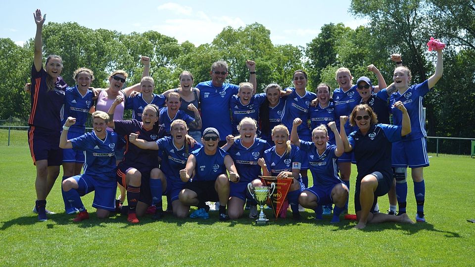 Pokalsiegerjubel: Die SGM TSV Grafenau/VfL Sindelfingen Ladies II freut sich über das Double