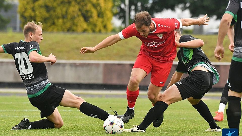 Türkspor Augsburg (in rot) entschied ein hartumkämpftes Hinspiel mit 1:0 für sich und geht damit mit einem kleinen Vorteil in das Rückspiel.