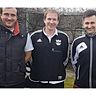 Marklkofens Vorstand Manuel Schwarz (Mitte) begrüßt das neue Trainergespann Heino Corintan (li.) / Thomas Ostermeier  Foto: TSV Marklkofen