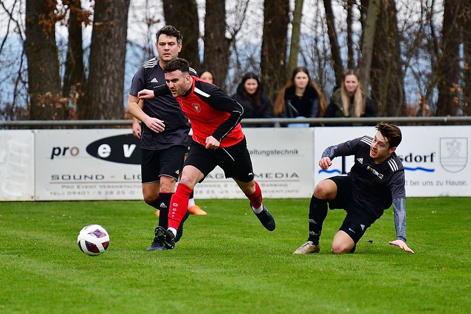 Ein 4:0-Sieg bei Ligakonkurrent Hainsacker – der FC Kosova (in Rot) scheint bereit für den Start der Punkterunde.