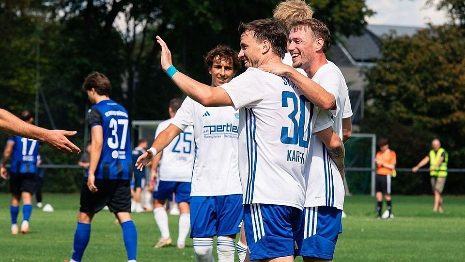 Nico Karger (li.) und Dominik Besel (re.) bejubeln einen Treffer gegen Wacker München.
