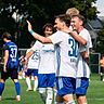 Nico Karger (li.) und Dominik Besel (re.) bejubeln einen Treffer gegen Wacker München.