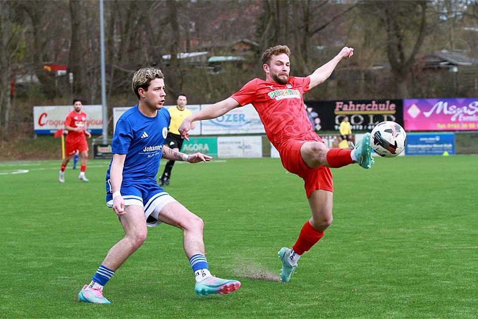 Till Börner (Inter Türkspor Kiel) mit der Fußspitze am Ball gegen Luca Neumann (Oldenburger SV). Till Börner (Inter Türkspor Kiel) mit der Fußspitze am Ball gegen Luca Neumann (Oldenburger SV).