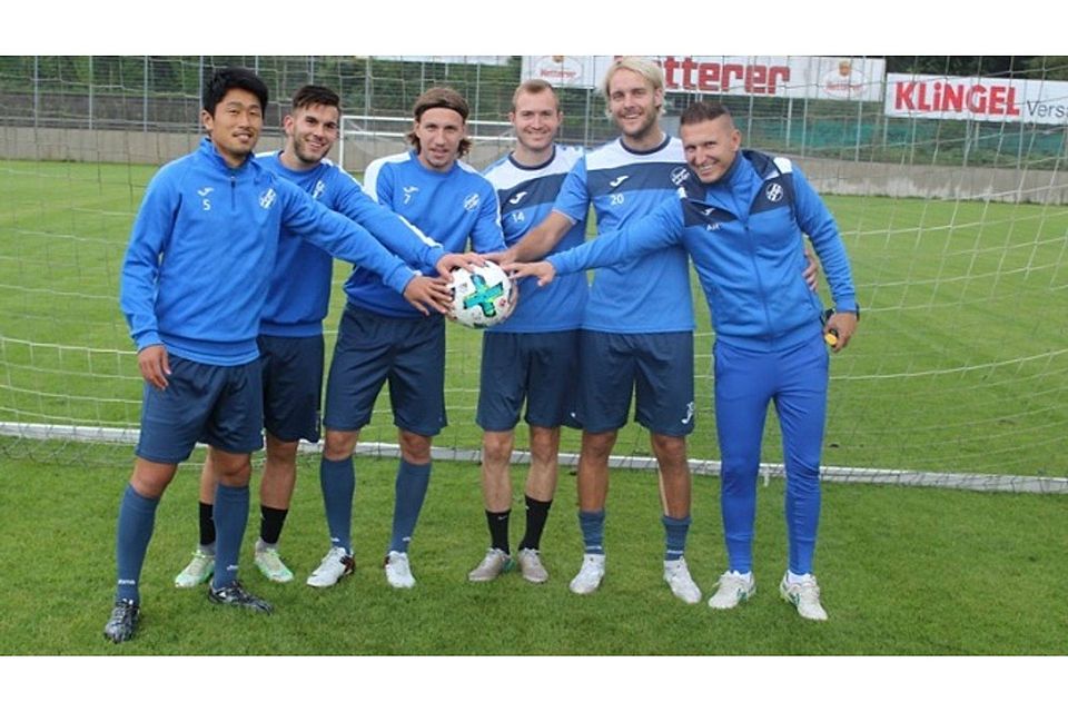 Geballte Fußball-Power aus Koblenz (von links): Akiyoshi Saito, Nico Charrier, Eldin Hadzic, Julian Grupp und Robert Stark mit ihrem neuen Trainer Adis Herceg. Foto: Mildenberger
