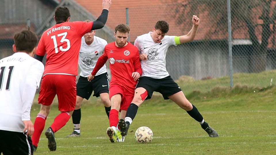 Ständiger Unruheherd: Mit Justin Steeg (M.) hatten die Uffinger um Stefan Resch (r.) ordentlich zu kämpfen.