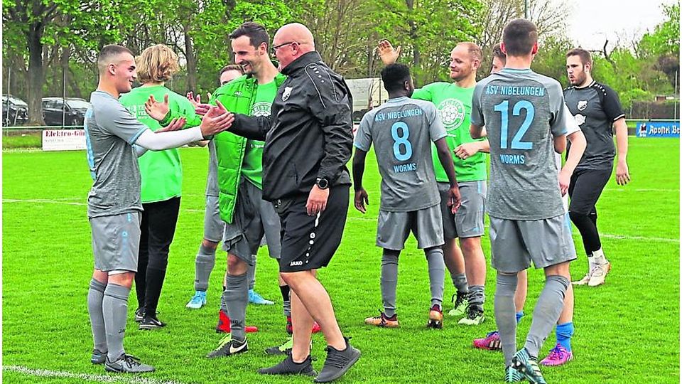 Der ASV Nibelungen Worms, im Vordergrund Trainer Franz Graber, freut sich über die Meisterschaft in der B-Klasse Alzey-Worms Süd. Vier Spieltage vorm Saisonende ist der Titel eingefahren.	