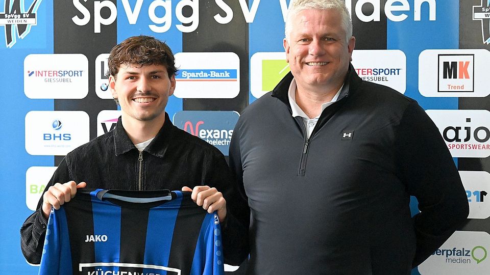 Weidens Sportdirektor Rüdiger Hügel (rechts) präsentiert Michel Lummer als zweiten Sommerneuzugang.