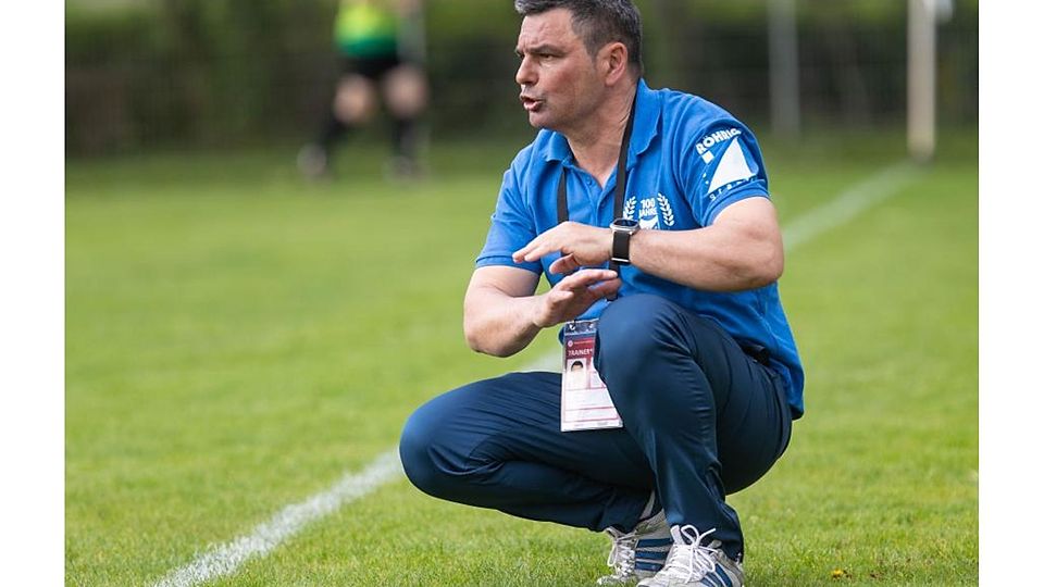 Nachdenklich: Kirschhausens Trainer Miguel da Silva nach der 0:1-Heimniederlage gegen den SV Fürth II.	Foto: Thorsten Gutschalk