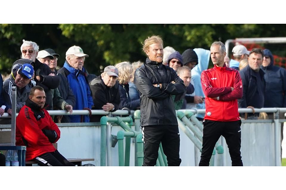 Darf den nächsten Sieg bejubeln: Mario Schappert (M.), Trainer des Fußball-Hessenligisten SC Waldgirmes. © Isabel Althof