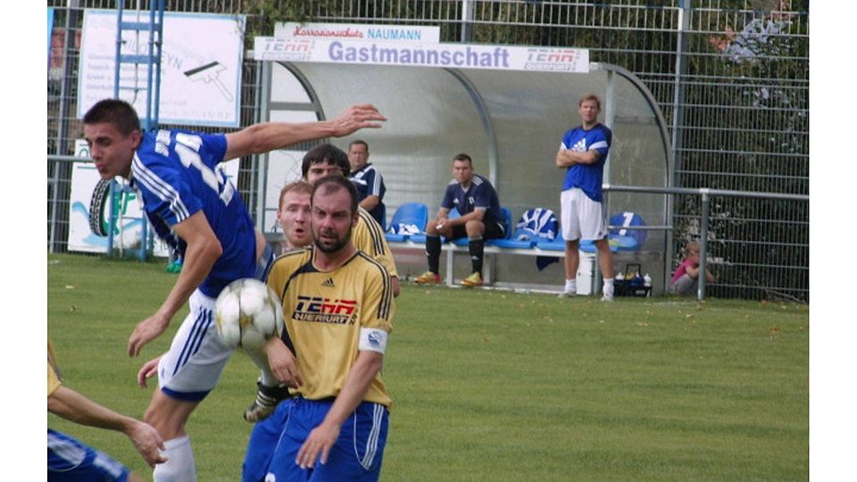 Farnstädts ehemaliger Kapitän Stefan Busch (in gelb) rückt ins Trainerteam auf   F: Schütz