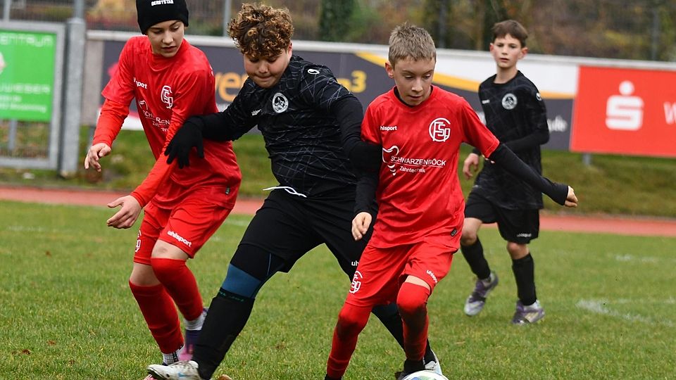Der Kletthamer Aldion Veseli (Mitte) müht sich nach Kräften, doch abermals stand die Schwaiger Defensive sicher und hier können David Hellinger (links) und Michael Rothkopf klären. Raffael Kurowski hofft vergeblich auf eine Torchance seiner Farben