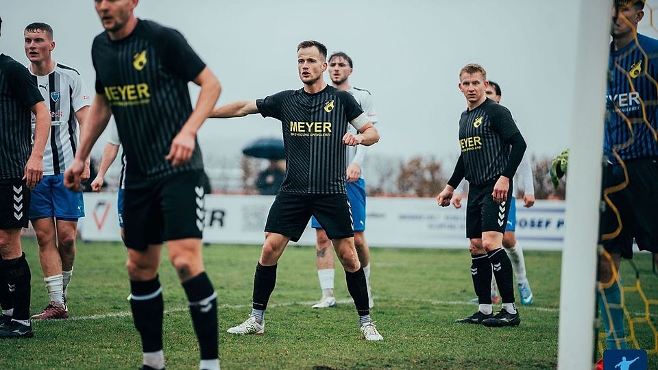 Kapitän Philipp Gottschalk (3. von links) und sein SV Lauterhofen wollen gegen Münchberg erneut für eine Überraschung sorgen.