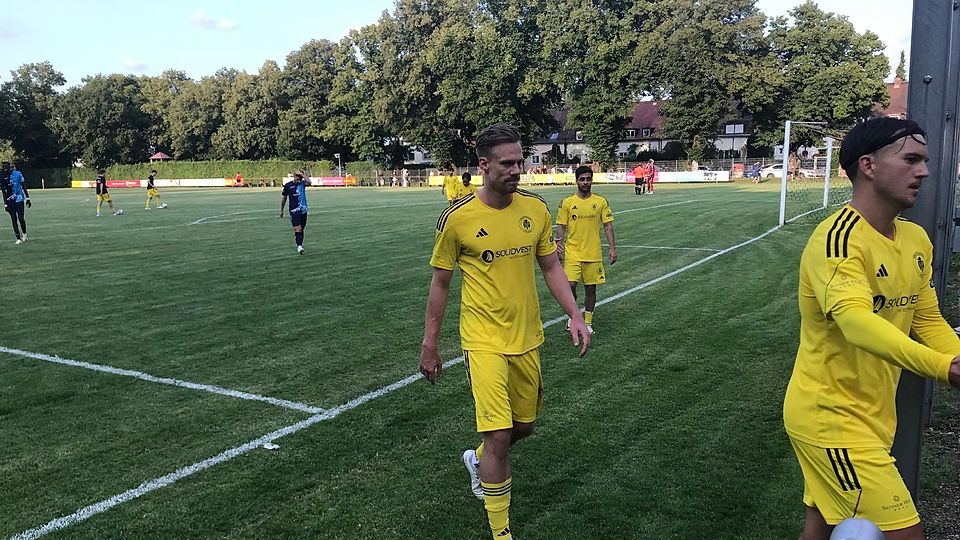 Enttäuscht verlässt Maximilian Stapf nach der Pullacher 0:1-Heimniederlage gegen den 1. FC Garmisch-Partenkirchen den Platz.
