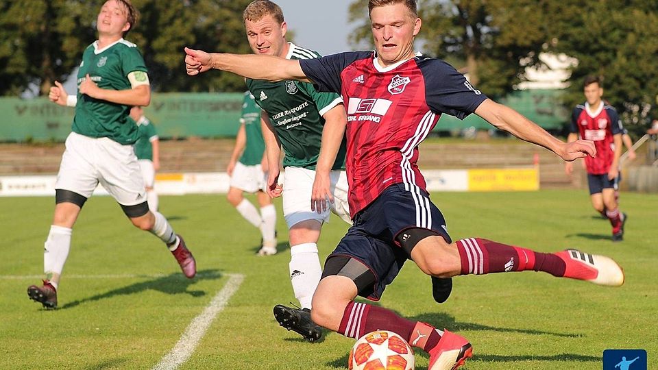 Der 1. FC Miltach (hier im roten Trikot Christoph Weiß im Spiel gegen den SV Thenried) will zum Zündlein an der Waage werden.