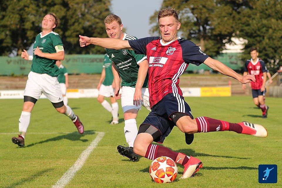 Der 1. FC Miltach (hier im roten Trikot Christoph Weiß im Spiel gegen den SV Thenried) will zum Zündlein an der Waage werden.