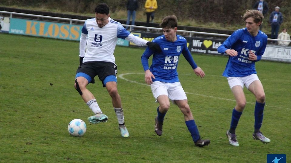 Gleich zwei Rosenberger (in Blau-Weiß) lässt der Raigeringer ins Leere laufen. Mit einem Treffer in der Nachspielzeit entführten die Hüttenstädter einen Punkt aus dem Pandurenpark.