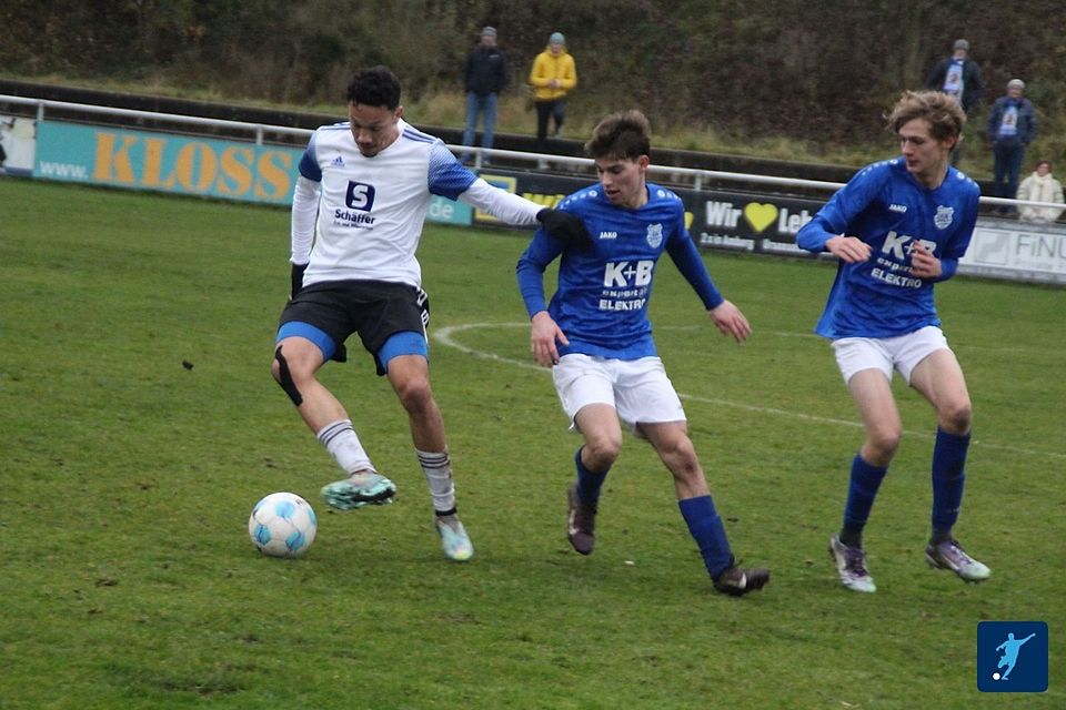 Gleich zwei Rosenberger (in Blau-Weiß) lässt der Raigeringer ins Leere laufen. Mit einem Treffer in der Nachspielzeit entführten die Hüttenstädter einen Punkt aus dem Pandurenpark.