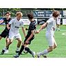 Felix Mewes (2.v.l.) und seine Mitspieler von den B-Junioren des FC Burgsolms versuchen ihr Möglichstes, um der TSG Wieseck ein Schnippchen zu schlagen, unterliegen aber dennoch mit 3:6 und müssen daher den bitteren Gang zurück in die Fußball-Gruppenliga antreten. © Jenniver Röczey
