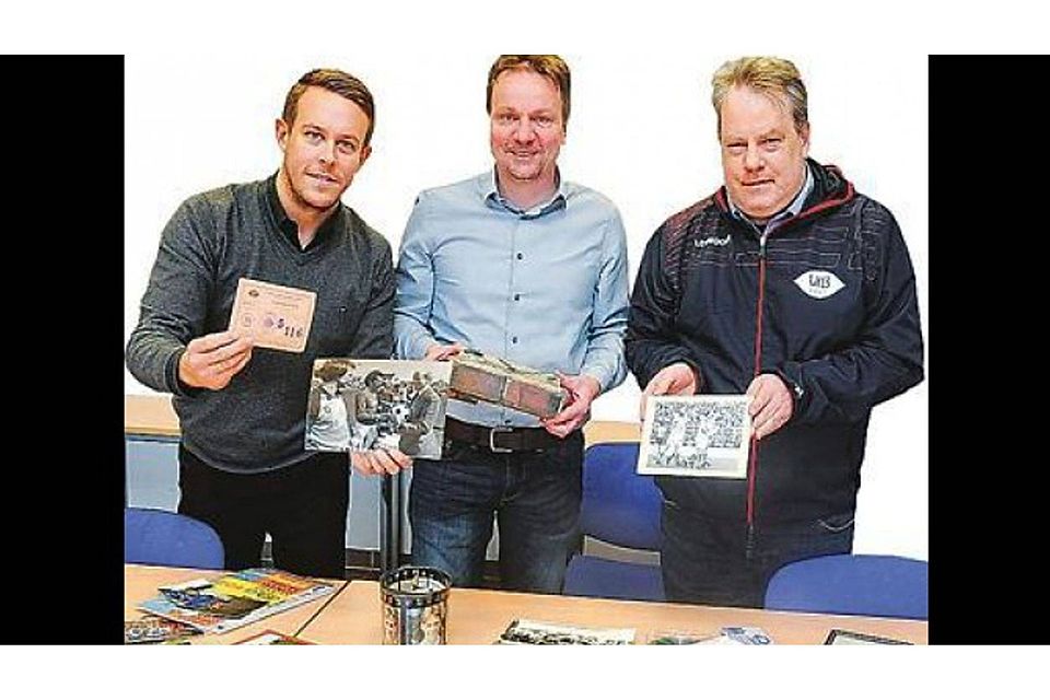 Mauersteine, Fotos und Eintrittskarten:  Philipp Herrnberger (von links), Jürgen von Seggern und Mirko Adamske präsentieren Fundstücke aus der VfB-Historie.