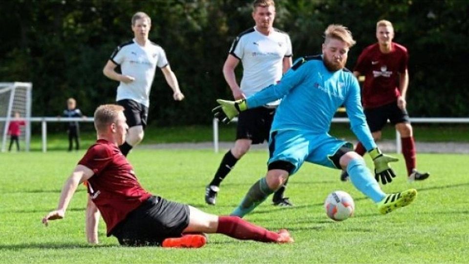Vorbereiter: Sebastian Unlandherm spitzelt den Ball zum 0:1 an Torhüter Johannes Frostmann vorbei. Foto: Stefan Gelhot