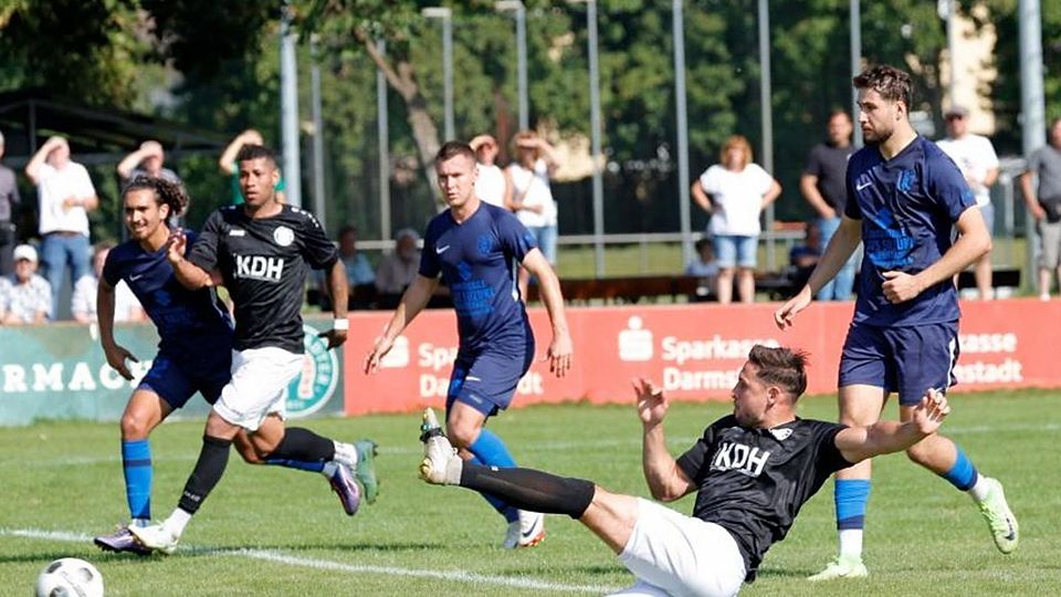 Erfolgreich: Patrick Stumpf (am Boden, hier in einem früheren Spiel) zählte zu den Torschützen beim 3:1-Erfolg von Viktoria Griesheim in der Fußball-Gruppenliga gegen Dersim Rüsselsheim.	Foto: Peter Henrich