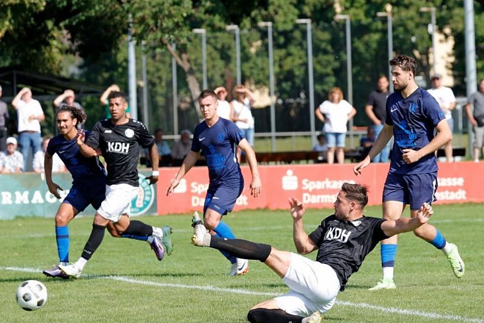 Erfolgreich: Patrick Stumpf (am Boden, hier in einem früheren Spiel) zählte zu den Torschützen beim 3:1-Erfolg von Viktoria Griesheim in der Fußball-Gruppenliga gegen Dersim Rüsselsheim.	Foto: Peter Henrich