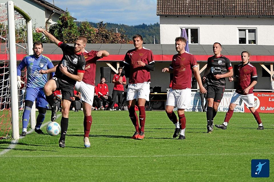 Gewinnt der SC Eschenbach (in Rot-Weiß) auch das dritte Kellerduell in Folge gegen den VfB Rothenstadt (in Schwarz), dann gerät der direkte Klassenerhalt wieder in greifbare Nähe.