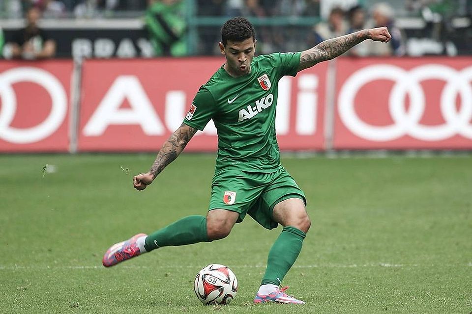 Für 1,6 Millionen Euro wechselte Parker zum FC Augsburg. Doch beim FCA kam er kaum zum Zuge, war häufig verletzt. Hier im letzten Saisonspiel bei Borussia Mönchengladbach verletzte er sich kurz vor Schluss schwer am Kreuzband. 